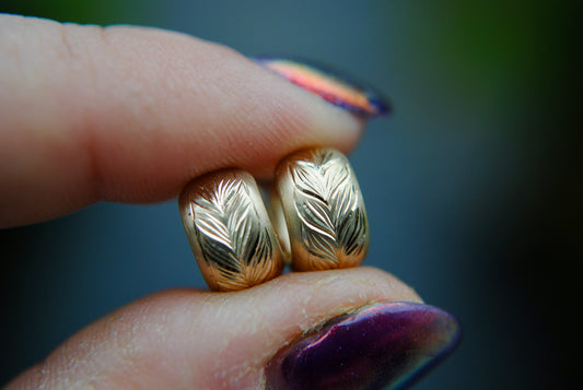 chubby huggie - leafy engraving