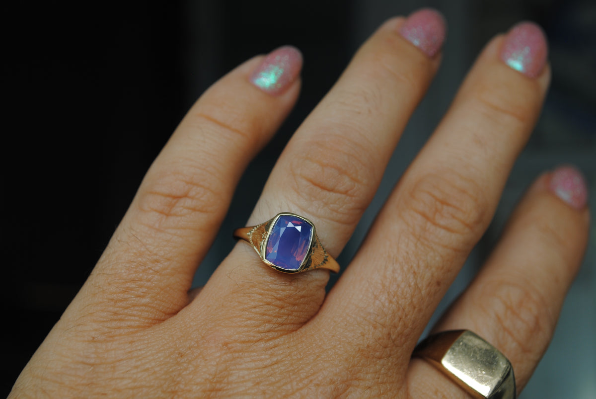 2.42 CT OPALESCENT PURPLE WITH PINK FLASH SOLITAIRE - HAND ENGRAVED - ONE OF A KIND