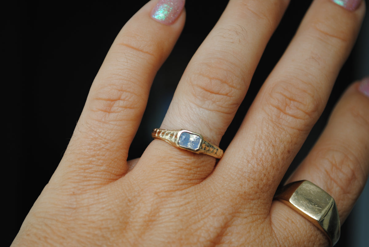ENGRAVED SIGGY - 1.02 CT MILKY OPALESCENT SAPPHIRE